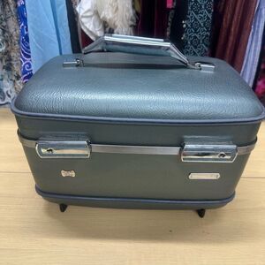 American Tourister Blue/Gray Hardshell Vintage Train Case EUC